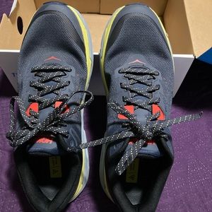 Women’s athletic shoe